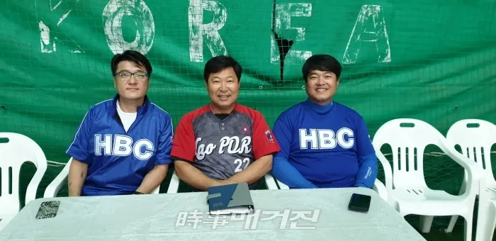 이만수 이사장이 권혁돈 감독, 한상훈 감독과 기념사진을 촬영하고 있다.(사진_헐크파운데이션)