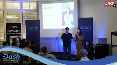 블루콘의 대시 데빗 카드를 통한 대시의 대중화에 대해 “Pushing Dash Adoption via Crypto Debit Cards”와 발표하는 블루콘 사브리나 대표(우측)