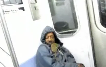 ▲ 졸고 있는 승객 몸에 올라탄 쥐