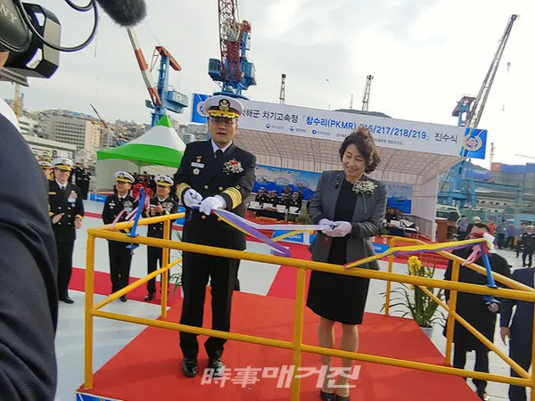 12월 13일, 부산 한진중공업 영도 조선소에서 열린 해군의 200톤급 신형 고속정(PKMR) 4척의 진수식에서 샴페인을 선체에 깨트리는 안전항해 기원의식이 진행되고 있다.(사진_송상교기자)