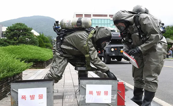 해군 진해기지사령부는 “30일 국방과학연구소 해양기술연구원에서 진해경찰서와 함께 군·경 합동 대테러훈련을 실시했다”고 밝혔다.사진은 30일 국방과학연구소에서 실시된 군ㆍ경 합동 대테러훈련에서 해군 진해기지사령부 화생방신속대응팀이 의심물질 시료를 채취하고 있다. (사진_해군진해기지사령부)