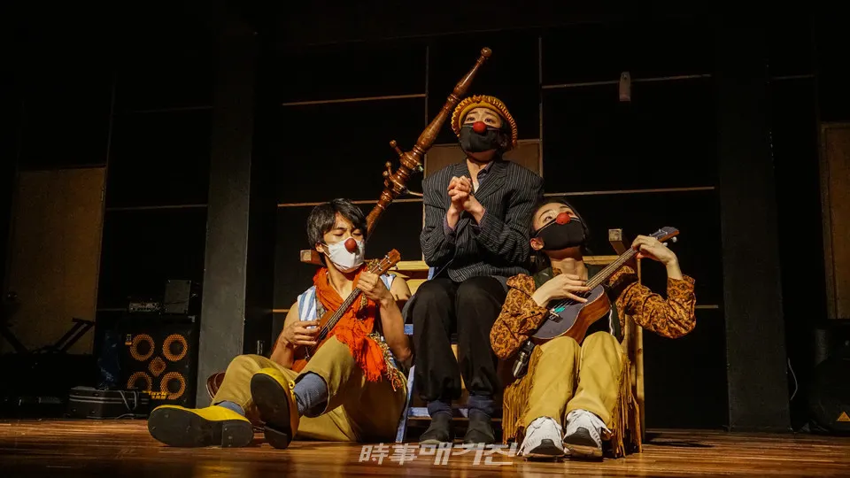 음악극 ‘더 클라운(The Clown)’ 두 번째 이야기 'My Typewriter(나의 타자기)' 중에서 (사진제공=극단 벼랑끝날다)