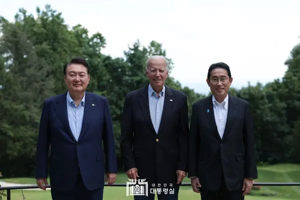윤석열 대통령이 지난 2023년 8월 18일 메릴랜드주에 위치한 미국 대통령 별장 캠프 데이비드에서 한미일 정상회의 일정을 마친 뒤 조 바이든 미국 대통령, 기시다 후미오 일본 총리와 함께 기념촬영하고 있다.(사진_대통령실)