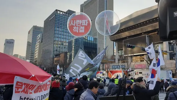 세종문화회관앞 도로를 통과하는 국본, 일파만파의 거리행진