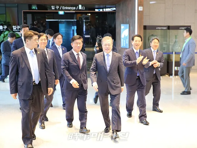 12일 전남 나주 혁신도시를 방문한 문재인 대통령이 한전공대 정상 개교에 대한 확고한 의지를 밝히면서, 그동안 난항을 겪었던 대학 설립 속도에 탄력이 붙을 전망이다.(사진_나주시청)