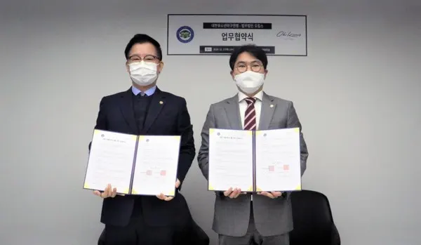 대한유소년야구연맹 이상근 회장(사진 좌측)과 법무법인 오킴스 오성헌 대표변호사(사진우측)