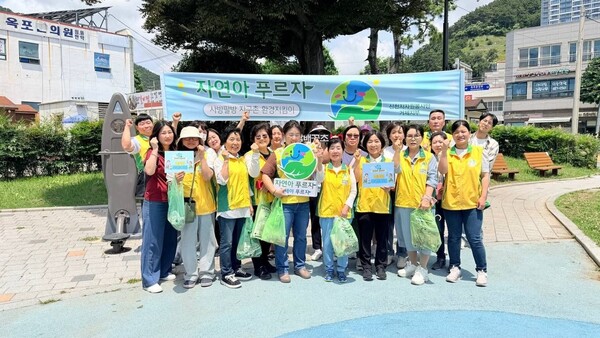지난 9일 신천지자원봉사단 거제지부가 거제 옥포시장에서 ‘자연아 푸르자’ 환경정화 캠페인을 펼치고 있는 가운데 봉사자들과 기념 촬영을 하고 있다.(사진_신천지자원봉사단 거제지부)