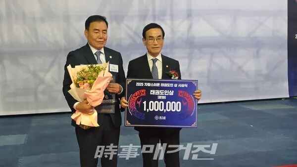 사진 우측 윤판석 원로와 시상식을 마치고 기념촬영을 하고 있다. (사진_이성만 기자)