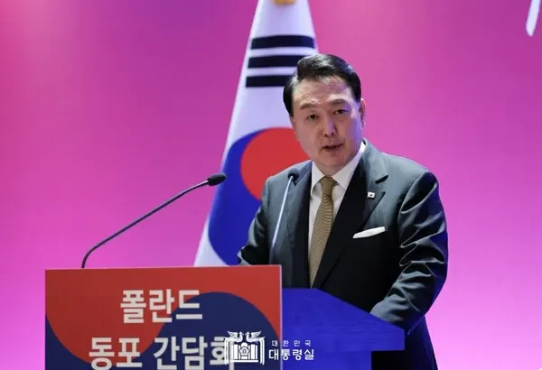 폴란드를 공식 방문한 윤석열 대통령이 지난 12일(현지 시간) 바르샤바 한 호텔에서 열린 동포 간담회에서 인사말을 하고 있다.(사진_대통령실)