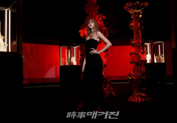 불가리가 7월 20일부터 예술의 전당에서 진행되고 있는 <불가리 컬러 전시회> 를 경험할 수 있는 애플리케이션을 출시한다. 불가리는 메타버스가 세계적으로 각광받는 트렌드를 반영해 가상 공간에서 불가리 컬렉션을 3D로 구현했으며 본인이 직접 만든 아바타가 주어진 미션을 성공하면 럭키드로우에 응모할 수 있는 등 다양한 엔터테인먼트 요소들을 담았다.