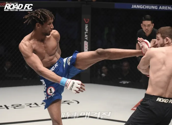 만수르 바르나위 경기 장면(사진_ROAD FC)