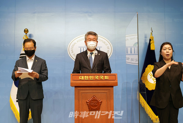 더불어민주당 김회재 의원(전남 여수을)과 국민의힘 하영제 의원(경남 사천·남해·하동)이 "국토균형발전과 영·호남 동서화합을 위해서 여수-남해 해저터널사업은 제5차 국도계획에 반드시 반영해야 한다"고 밝혔다.