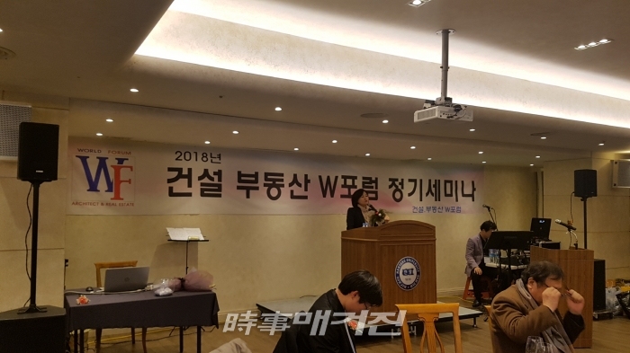강의를 진행하고 있는 다우케이아이디 김동신 대표의 모습