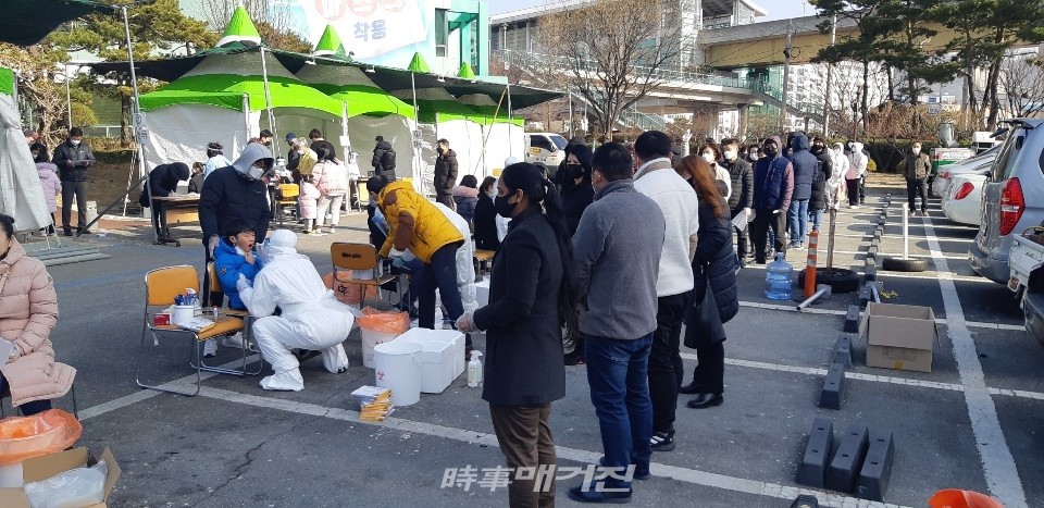 진영읍 보건지소 임시 선별진료소에서 외국인 거주민들이 코로나19 검사를 받기 위해 대기하고 있다.(사진_김해시청)