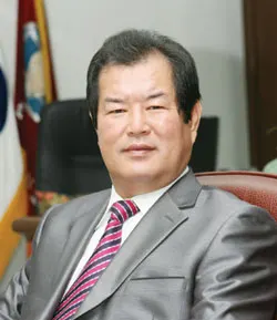 ▲ 이준순 교장은 “공부하는 학교, 신명나는 학교, 신뢰받는 학교를 만들기 위해서 학교의 모든 교직원은 물론이고 교사와 학부모간, 교사와 학생 간에도 믿음을 바탕으로 한 화목한 학교를 만들기 위해 노력하고 있습니다. 이런 분위기 조성이 명문학교로 거듭나기 위한 중요한 디딤돌이 될 것이라고 생각합니다”고 밝혔다.