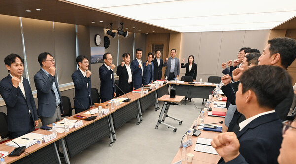 추경호 대구시장이 13일 대구시청 산격청사 대회의실에서 열린 간부회의에서 "We are Daegu, 우리는 대구" 구호를 외치고 있다(사진_대구시)