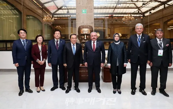 문희상 국회의장이 7일(현지시간) 멕시코상원의사당에서 무스타파 센톱(Mustafa Sentop) 터키 국회의장과 면담 후 기념사진을 촬영하고 있다.(사진_국회)