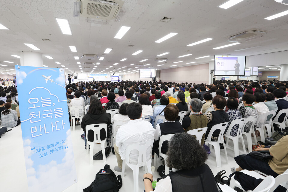 지난 15일 신천지 부산교회가 오픈하우스와 열린 예배를 개최한 가운데 관람객들이 이영노 지파장의 설교 말씀을 경청하고 있다.(사진_신천지 부산교회)