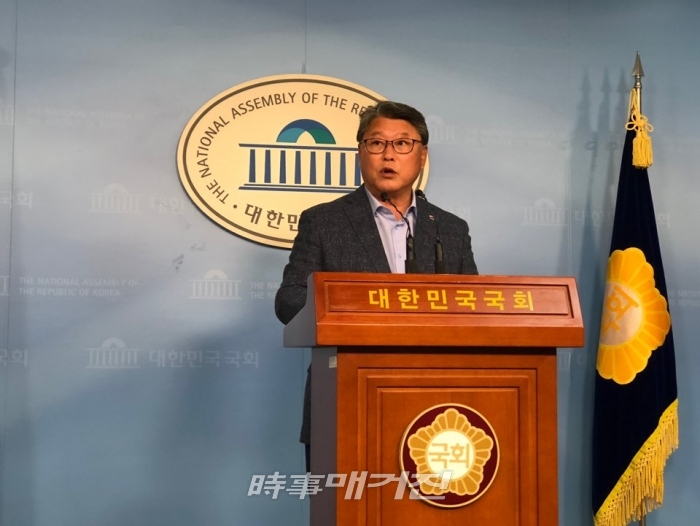 조원진 우리공화당 공동대표가 9일 국회 정론관에서 기자회견을 하고 있다.(사진_조원진 의원실)