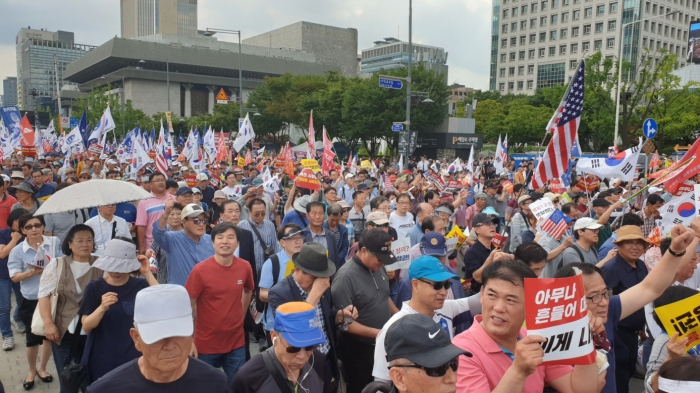 청와대로 향하는 집회 참여자들