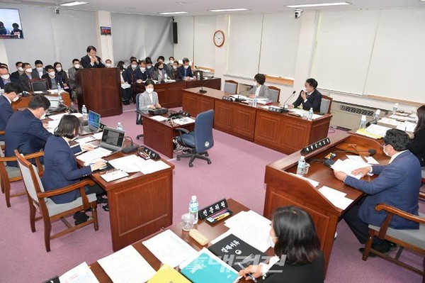 제380회 임시회 문화관광체육위원회(위원장 이경용) 제1차회의를 개최했다. (사진_제주특별자치도의회)