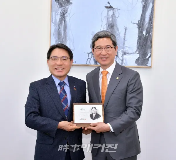 3일 오전 국회 환경노동위원장실에서 권오봉 여수시장이 김학용 국회의원에게 여수시 명예시민패를 수여하고 있다. (사진_여수시청 제공)