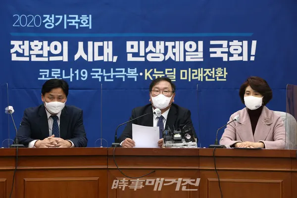 더불어민주당 김태년 원내대표가 3일 국회에서 열린 정책조정회의에서 발언하고 있다.(사진_공동취재단)