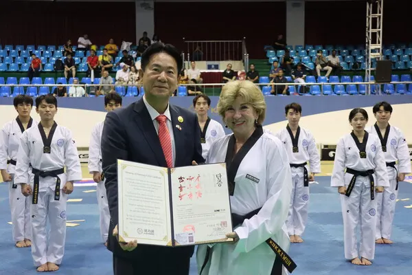 이동섭 국기원장(왼쪽)이 제인 넬슨 국무장관(오른쪽)에게 명예 5단증을 수여하고 기념사진을 촬영하고 있는 모습. (사진 _국기원)