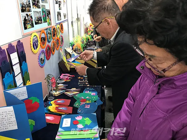광양시 광영건강생활지원센터는 1층 로비 및 복도 일원에서 ‘소중한 지금 열정을 담다’를 주제로 오는 25일(수)까지 ‘소확행 갤러리’를 운영 중이다.(사진_광양시청)