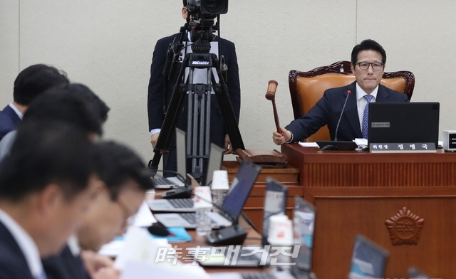 지난 4월 19일 국회에서 교육부, 문화체육관광부, 산업통상자원부, 보건복지부, 고용노동부, 해양수산부, 공정거래위원회 업무보고를 안건으로 열린 제5차 4차 산업혁명 특별위원회에서 정병국 위원장이 개회선언을 하고 있다.(사진_정병국 의원실)