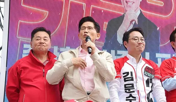 김문수 국민의힘 대선 후보가 20일 서울 강서구 남부골목시장 입구에 마련된 유세차량에 올라 연설을 하고 있다.(사진_국민의힘)
