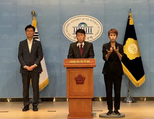 선진변호사협회는 조정훈 국민의힘 의원과 24일 오전 서울 여의도 국회 소통관에서 긴급 기자회견을 열고 더불어민주당이 추진하는 민생지원금 명목의 '25만원 지급법' 의결 즉각 중지를 촉구했다.(사진_선진변호사협회)