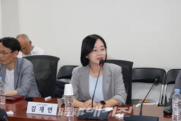 김재연 국회의원이 국회의원회관 제3간담회실에서 열린 '남북군사합의 6주년 기념 토론회' 현장에서 축사하고 있다.(사진_한영두 기자)