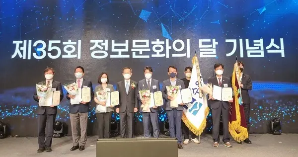 (왼쪽부터 정필운 한국교원대학교 교수, 이인구 ㈜이큐포올 대표, 문현주 충북대학교 SW중심대학사업단 초빙교수)