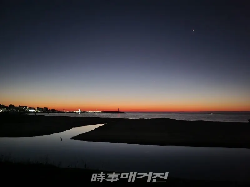 별과 여명 그리고 새, 고래불의 새벽 풍경(사진_조용우)