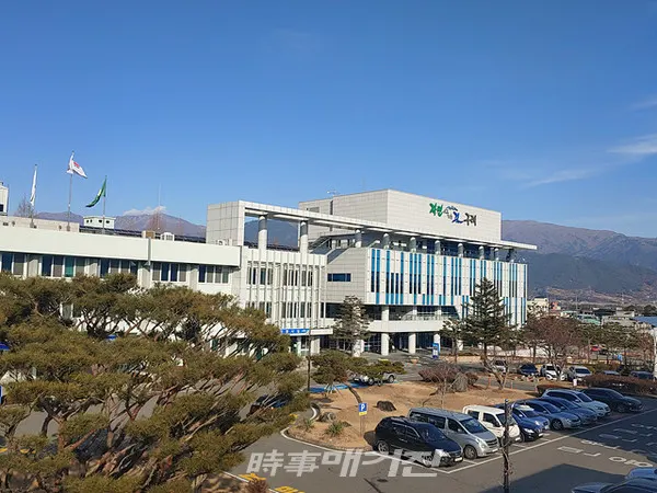 구례군은 “대중교통 소외 마을 주민들의 교통편의와 이동권 보장을 위해 관내 55개 마을을 대상으로 2021년 “100원 택시” 운행사업을 시행한다“고 22일 밝혔다. 사진은 구례군 청사 전경이다.(사진_송상교기자)
