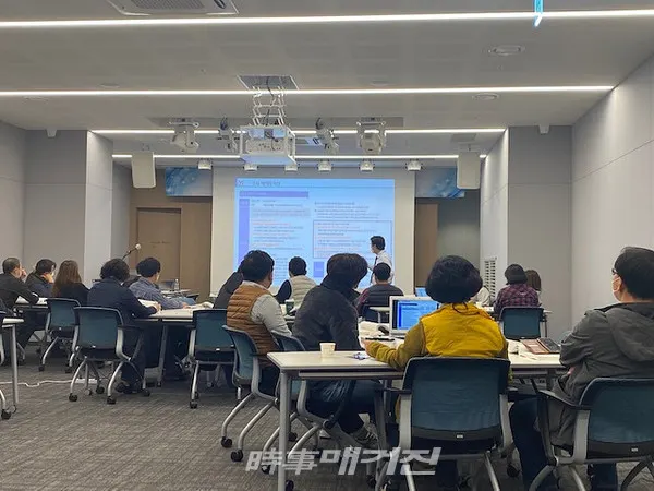 곡성군은 “지난 19일부터 20일까지 2일간 일정으로 토론 문화 정착과 직원들의 정책개발 마인드 함양을 위한 정책과제 개발 워크숍을 코로나19 방역수칙을 준수한 가운데 안전하게 실시했다”고 23일 밝혔다.(사진_곡성군청)