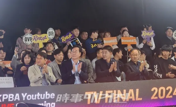​정명근 화성시장이 지난 22일 화성 마인드볼링센터에서 열린 '브런스윅 프로볼링대회' 결승전을 참관하고,  화성시민과 함께 하는 팀MK글로리아를 격려 했다.