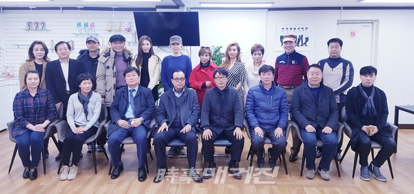 월드스타연예대상 집행위원단 아래 한송연 집행위원,이윤선 집행위원,장동민 회장,김성곤 집행위원, 안병천 조직위원장, 김재수 집행위원장, 이택호 집행위원, 김인식 부집행위원장, 전홍수 사무국장, 최영도 대외협력위원장, 김류경 집행위원, 이주영 집행위원, 김다희 패션디자이너, 장유리 기부공헌대상/패션쇼 연출, 최종문 집행위원, 김종진 총감독, 이용희 감독/집행위원, 박동규 집행위원, 김태희 여성위원장 / 사진제공 월드스타연예대상사무국