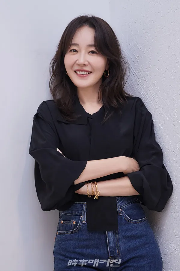 배우 엄지원이 취재진에게 포즈를 취하고 있다.
