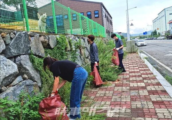 ▲ 산단 입주 업체 임직원들이 사업장 앞 도로변 자율 청결활동을 실시하고 있다.