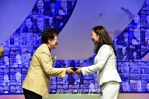 구상옥 젠요가 회장이 수상 중이다.