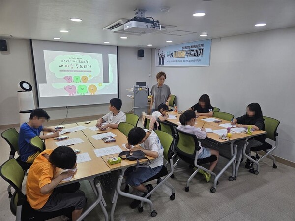 연제구청소년상담복지센터가 청소년을 대상으로 스트레스 자가 점검과 감정 표현 활동을 포함한 '내 마음 두드리기' 프로그램을 진행하고 있다.(사진_연제구)