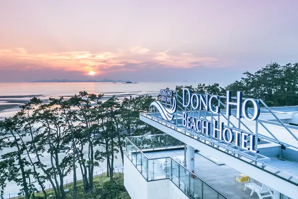 고창CC는 수도권 등 원거리 손님에게 만족스러운 1박2일 패키지 상품을 제공하고 있다. 골프장 내 고창 비치호텔 및 골프장에 인접한 동호해수욕장의 객실 전용 풀에서 서해의 아름다운 노을 감상할 수 있는 동호 비치호텔을 건설해 운영하는 등 골프와 힐링을 함께 즐길 수 있도록 하고 있다.(사진_고창CC)