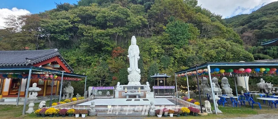 밀양 삼랑진 여여정사 백옥의 관세음 보살상. (사진_한창기 기자)