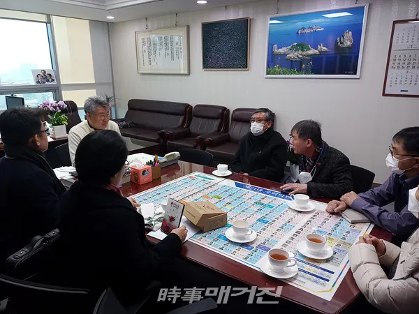 여수시가 국회 행정안전위원회에 계류 중인 여순사건 특별법안의 조속한 제정을 위해 소수정예로 ‘여순사건 홍보단’을 꾸려 전략적인 촉구활동에 나섰다. (사진은 지난 19일 여수시에서 구성한 ‘여순사건 홍보단’이 국회 김회재 의원실을 방문해 여순사건 특별법의 조속한 제정을 촉구하고 있다.)