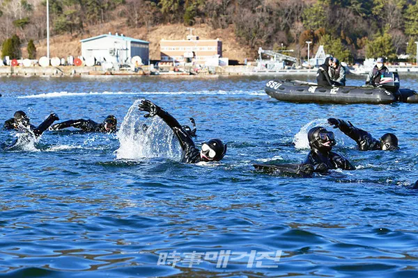 해군 특수전전단 해난구조전대가 “1월 20일부터 22일까지 진해 군항 일대에서 심해잠수사(SSU) 50여 명이 참가한 가운데 강도 높은 혹한기 내한(耐寒) 훈련을 펼치고 있다”고 밝혔다.사진은 해군 해난구조전대 심해잠수사들이 1월 20일부터 22일까지 경남 창원 진해군항에서 실시하는 동계 혹한기 내한훈련 중 겨울바다를 가르며 핀 마스크 수영 훈련을 실시하고 있는 모습이다.(사진_해군 특수전전단)