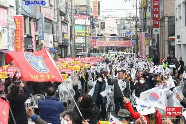 포스코지주사 본사·미래기술연구원 포항 이전 범시민대책위원회는 3월 7일 경북 포항 중앙상가 우체국 앞에서 미래기술연구원 포항 이전 약속 이행 및 장인화 회장 내정 원천 무효를 위한 ‘포항시민 총궐기대회’를 개최하기도 했다.(사진_뉴시스)