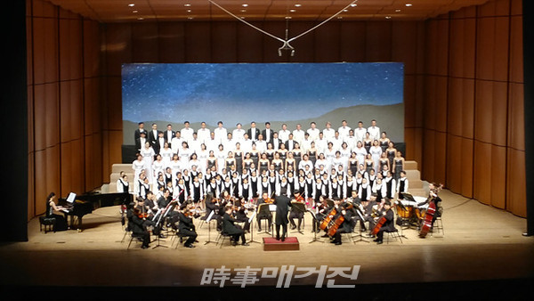 광주시립소년소녀합창단은 신임 지휘자를 맞아 새로운 변화를 모색하고 있다. 박주현 지휘자는 시즌제 공연, 체계적인 기획 프로그램을 통해 보다 완성도 높은 공연을 보여주고 그와 동시에 올바른 인격과 정서를 심어줄 수 있는 예술교육을 병행하여 소년소녀합창단은 운영할 계획이다.사진은 광주시립소년소녀합창단 공연 모습이다.(사진_광주문화예술회관)