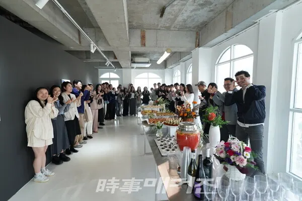 김경숙 교수와의 추억이 있는 제자들 67명이 한 자리에 모여 전시회를 즐겼다. 이 전시회 또한 훗날 멋진 추억으로 남으리라 기대하며. (사진_시사매거진)